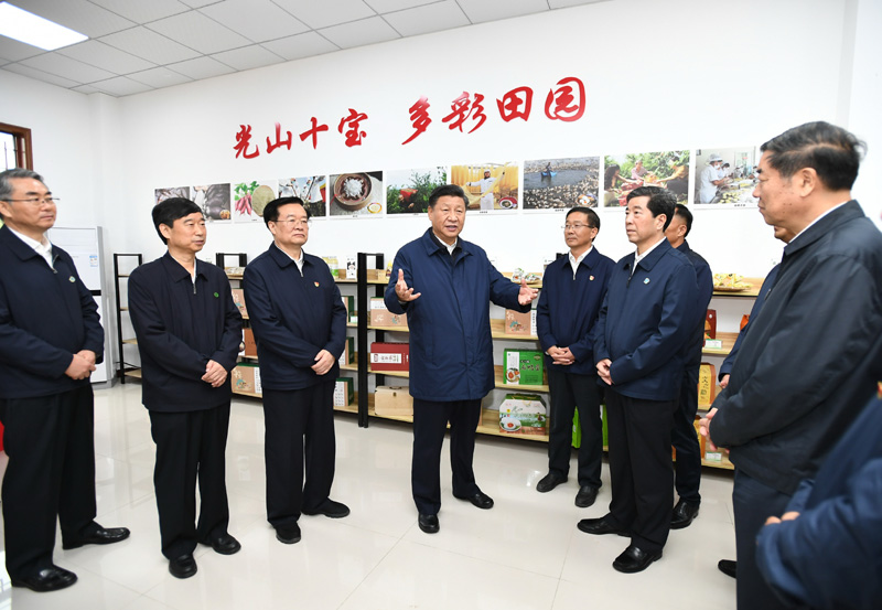 9月16日至18日，中共中央總書記、國(guó)家主席、中央軍委主席習(xí)近平在河南考察。這是17日上午，習(xí)近平在信陽市光山縣文殊鄉(xiāng)東岳村文化接待中心，了解光山縣脫貧工作和中辦在光山縣扶貧工作情況。新華社記者 謝環(huán)馳 攝