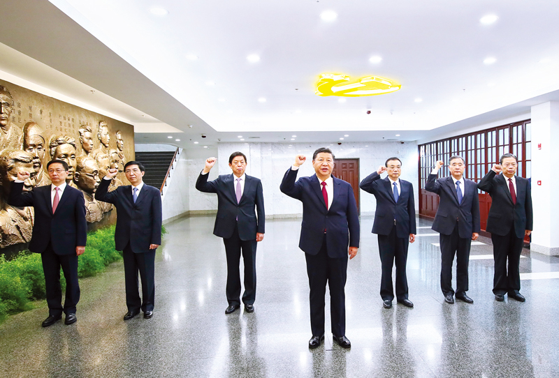 　2017年10月31日，中共中央總書記、國(guó)家主席、中央軍委主席習(xí)近平帶領(lǐng)中共中央政治局常委李克強(qiáng)、栗戰(zhàn)書、汪洋、王滬寧、趙樂際、韓正，瞻仰上海中共一大會(huì)址和浙江嘉興南湖紅船。這是31日上午，在上海中共一大會(huì)址紀(jì)念館，習(xí)近平帶領(lǐng)其他中共中央政治局常委同志一起重溫入黨誓詞。 新華社記者 蘭紅光/攝