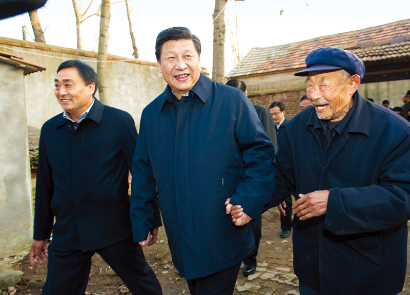 　2013年11月24日至28日，中共中央總書記、國(guó)家主席、中央軍委主席習(xí)近平在山東考察。 這是25日下午，習(xí)近平在地處沂蒙老區(qū)的臨沭縣曹莊鎮(zhèn)朱村親切地拉著83歲的“老支前”王克昌的手去他家看望。 新華社記者 謝環(huán)馳/攝