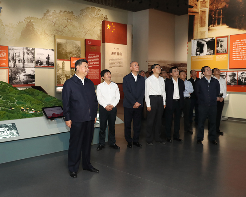 9月12日，中共中央總書記、國家主席、中央軍委主席習(xí)近平視察中共中央北京香山革命紀(jì)念地。這是習(xí)近平在香山革命紀(jì)念館參觀《為新中國奠基》主題展覽。