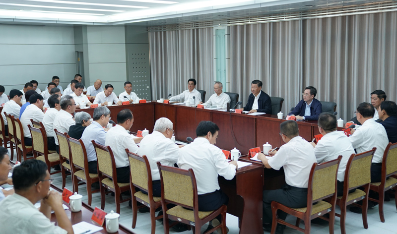 8月19日至22日，中共中央總書記、國(guó)家主席、中央軍委主席習(xí)近平在甘肅考察。這是19日下午，習(xí)近平在敦煌研究院同有關(guān)專家、學(xué)者和文化單位代表座談并發(fā)表重要講話。