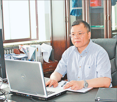 2010年6月1日，黃大年在辦公室內(nèi)工作（資料照片）。